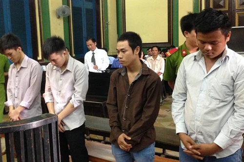 Hỗn chiến vì một gói mì tôm, một người suýt mất mạng