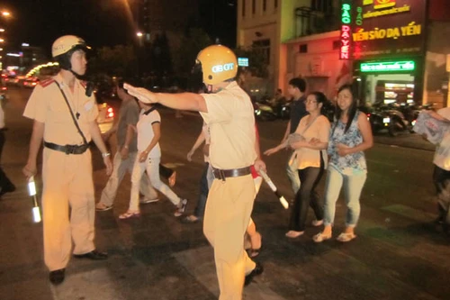 CSGT hỗ trợ người dân đi chùa rằm tháng Giêng