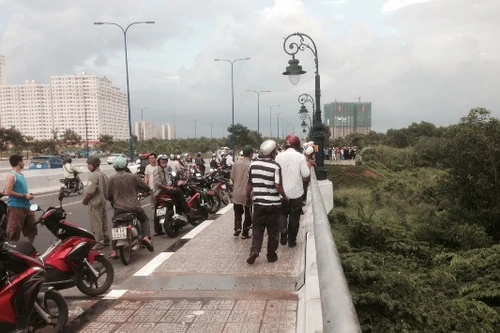 Phát hiện xác nam giới phân hủy dưới chân cầu