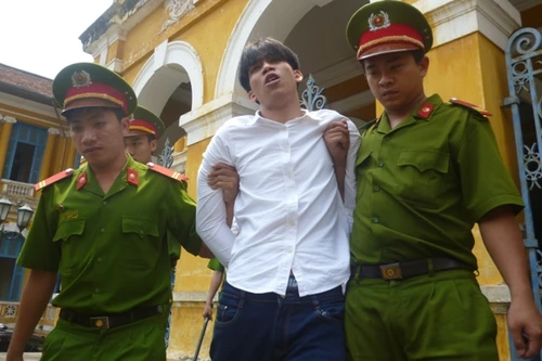 Hung thủ giết nhầm người vì bênh bạn gái ngất xỉu khi bị tuyên án tử 
