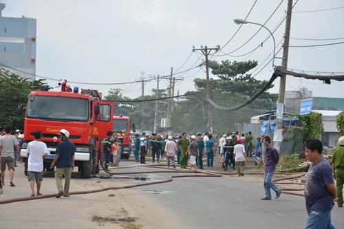 Bị cháy lan, hàng trăm xe máy, ô tô bị thiêu rụi
