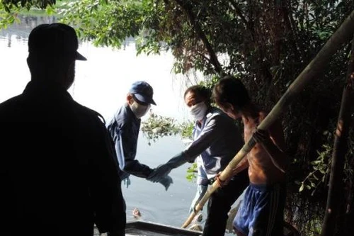 Đi câu cá, phát hiện xác người đàn ông dưới kênh