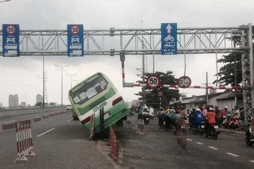 “Chán” đi đường, xe buýt leo dải phân cách làm sinh viên hú vía