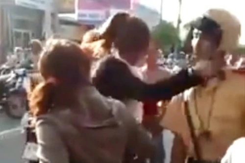 Cô gái ngang ngược phản ứng CSGT, "quậy" trụ sở công an phường