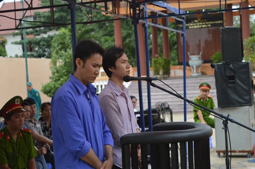  Giết người vì bị xe khác vượt mặt làm văng nước bẩn tứ tung 