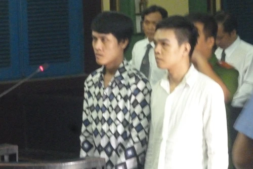 Liên tục "yêu" bé gái 13 tuổi tại nhà vệ sinh công ty