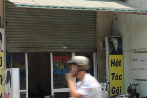 Kề dao chủ tiệm cắt tóc cướp 3 triệu đồng nghi bị mất