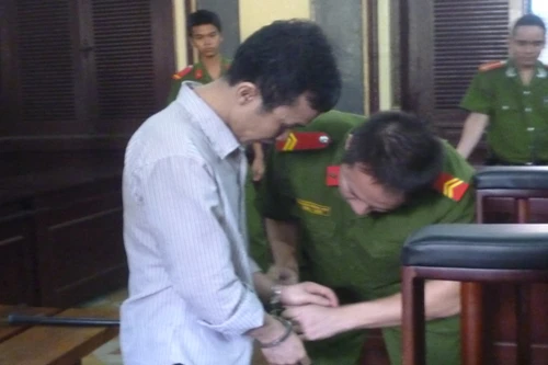 Nghi vợ ngoại tình, chồng chích điện giết vợ rồi ôm xác nạn nhân tự tử 