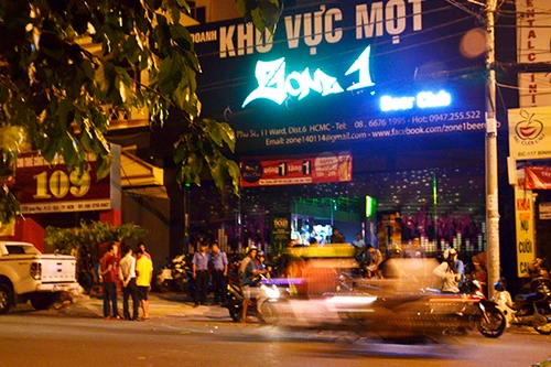 CSHS nổ súng trấn áp, bắt đối tượng vác mã tấu chém người tại quán bar Zone 1