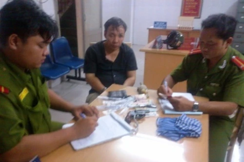 Bắt đối tượng “lận” dao bấm, súng ru lô, còn chạy xe lạng lách