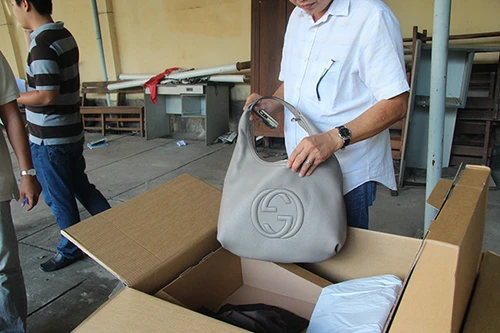 2 cán bộ hải quan bị truy tố vì làm ngơ vụ buôn lậu hàng hiệu