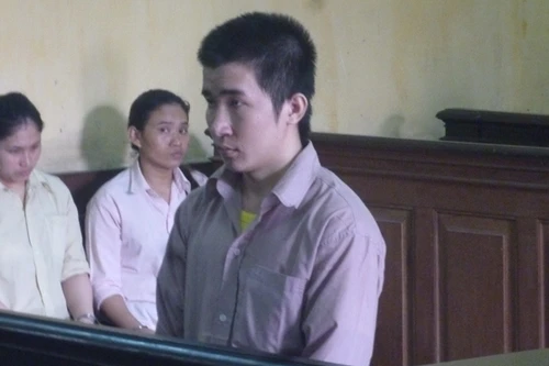 Cả nhà đi đưa dâu, trai làng dụ dỗ bé gái hàng xóm về nhà “quan hệ”