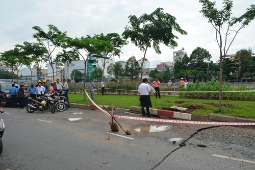 TP.HCM: Trời mưa, hố ga giữa đường bỗng phát nổ