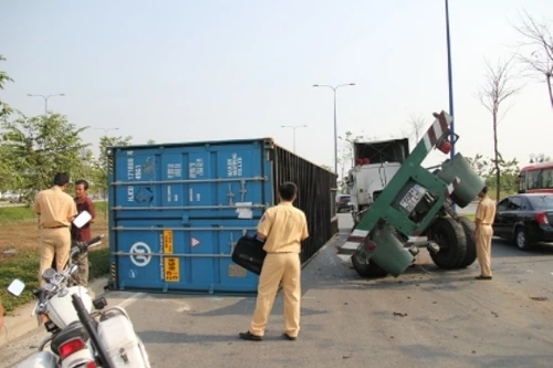 Ôm cua gấp, container lật nhào trên đại lộ