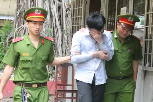 Thua cá độ bóng đá, giết người, cướp xe để trả nợ