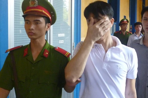 Gã cha đồi bại dùng vũ lực hãm hiếp con gái ruột khi vợ vắng nhà