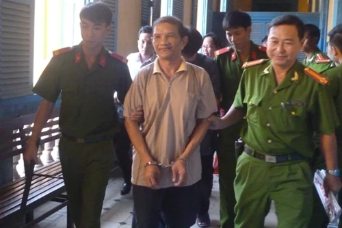 Tranh chấp đất, cụ ông 60 tuổi cầm búa truy sát cả nhà họ hàng