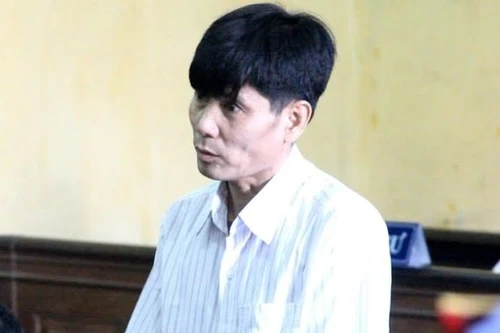 Cha dượng cho con riêng của vợ xem phim kích dục rồi giở trò