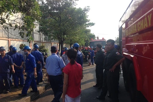 Công nhân nháo nhào vì lửa bùng cháy cao gần chục mét