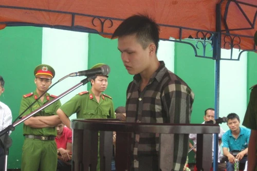 Nam sinh viên đâm chết bạn học vì bị đập chai nước vào đầu