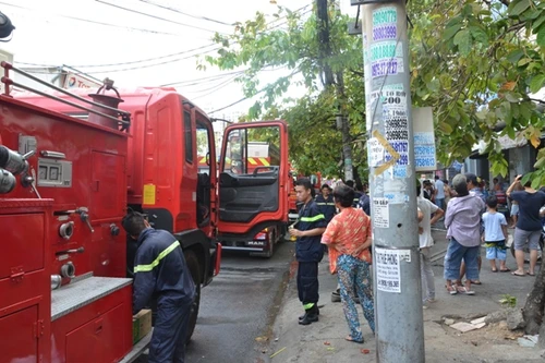 Hỏa hoạn ở chung cư, hàng trăm người dân hốt hoảng