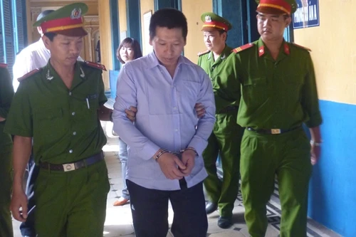 Vợ vắng nhà, gã chồng đồi bại “hại đời” hai cháu gái hàng xóm