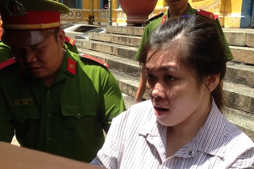 “Tú bà” điều gái bán trinh phục vụ khách Việt kiều