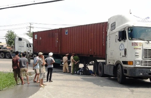 Va chạm với xe đầu kéo, nam thanh niên tử vong tại chỗ