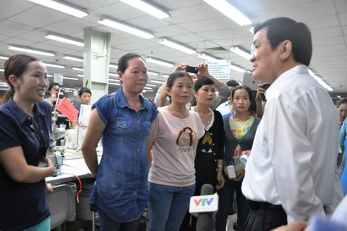 Chủ tịch nước động viên công nhân Bình Dương yên tâm làm việc