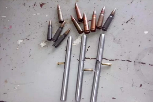 Nam thanh niên mang túi xách có súng bút, súng bắn đạn bi