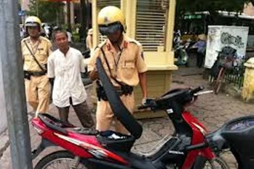CSGT bắt "nóng" tên trộm xe máy ở trung tâm TP.HCM