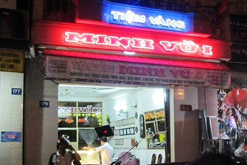 Thua bạc sợ chồng đánh, “quý bà” cướp giật ở tiệm vàng