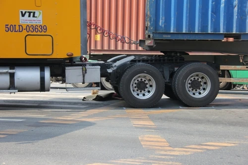 Container tông chết bé trai băng ngang quốc lộ