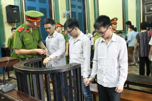 Hai anh em sinh đôi giết người vì tiếng nẹt pô xe inh ỏi