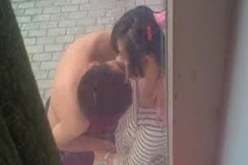 Bé gái 15 tuổi bị 2 trai làng "yêu" đến mang thai