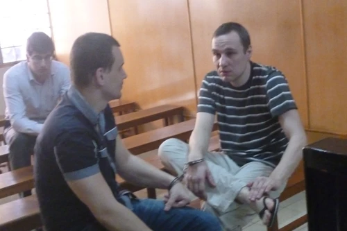 Hai người đàn ông ngoại quốc sử dụng thẻ ATM giả rút hàng trăm triệu đồng 