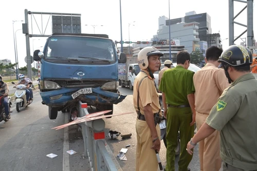 Xe tải “làm xiếc” trên dải phân cách, một người đi đường trọng thương