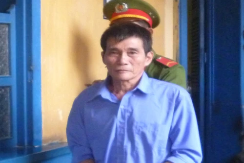  Xâm hại bé gái hàng xóm, lão nông xấu hổ về mua thuốc chuột tự tử