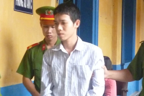 Nhà vắng, chú ruột nhiều lần hiếp dâm cháu gái 6 tuổi 