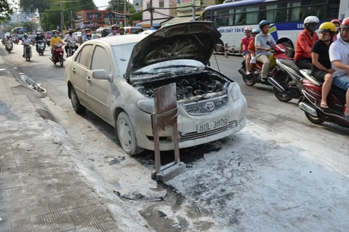 Đang bon bon trên đường, xe ô tô phát cháy