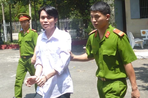 Chém hàng xóm trọng thương vì cãi cọ chuyện nhà tắm chung