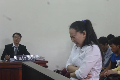 “Ác mẫu” giẫm đạp chết bé trai 18 tháng tuổi khóc nức nở suốt phiên tòa