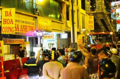 Khu phố náo loạn vì “ngáo đá” leo lên khách sạn đòi tự vẫn