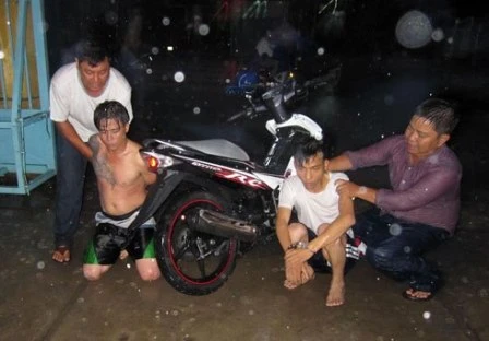 Giả cảnh sát hình sự cướp xe máy người đi đường