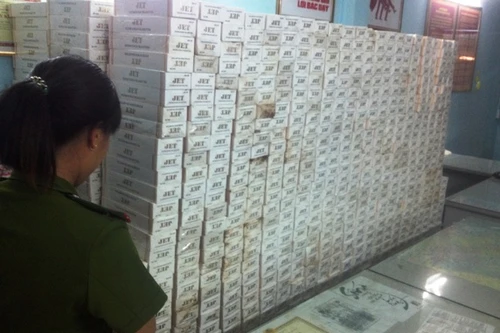 Tập kích “ổ” thuốc lá lậu, hai công an bị thương