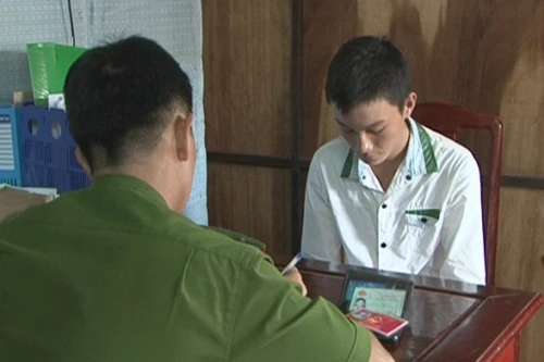 Mua còi hụ, súng nhựa, đóng giả cảnh sát để cướp tài sản