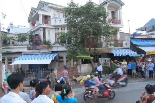 Nam thanh niên chết bên đường, người nhiều vết thương