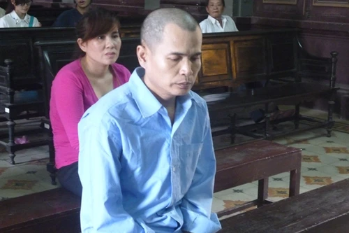 Vợ ngủ say, chồng nhiều lần hiếp dâm con gái ruột đang tuổi dậy thì 