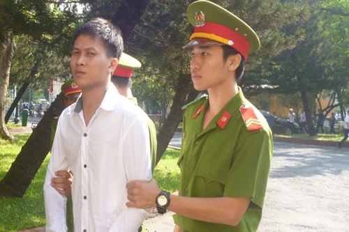 12 năm tù cho kẻ làm "chuyện ấy" với "người yêu" 13 tuổi