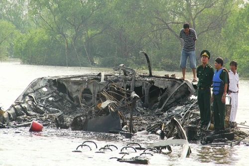 Tàu cánh ngầm bốc cháy dữ dội, 90 người thoát chết